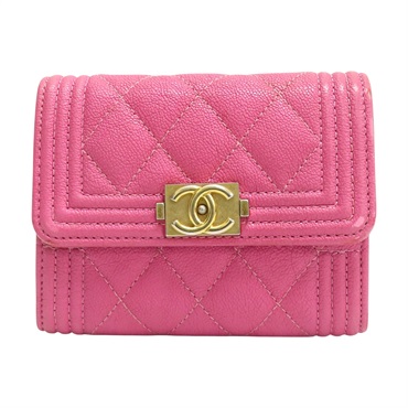 粉色 荔枝紋牛皮 BOY 扣式短夾 【CHANEL 香奈兒】