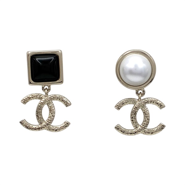 淺金色 鍍金 不對稱浮雕 雙c 耳環【CHANEL 香奈兒】