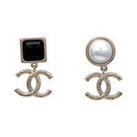 淺金色 鍍金 不對稱浮雕 雙c 耳環【CHANEL 香奈兒】