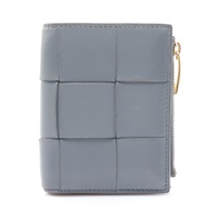 藍灰色 編織羊皮 Cassette Small Bi-Fold 扣式 短夾【BOTTEGA VENETA BV 寶緹嘉】 742698