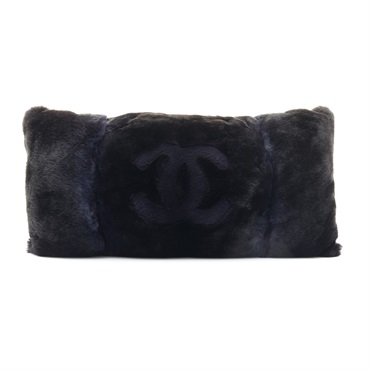 CHANEL 香奈兒 CC Logo抱枕 黑色 兔毛 (背面破洞)