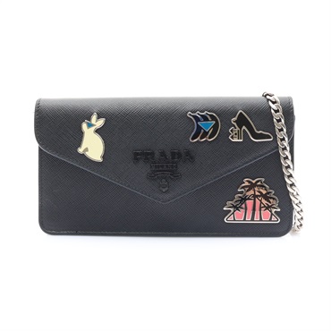 PRADA 普拉達 WOC徽章肩背包 黑色 Saffiano防刮牛皮 1DH044