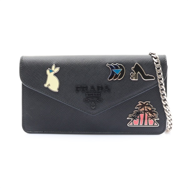 PRADA 普拉達 WOC徽章肩背包 黑色 Saffiano防刮牛皮 1DH044