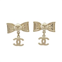 金色金屬 雙C墜飾 蝴蝶結 耳環【CHANEL 香奈兒】 AB8224