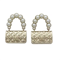 金色金屬 白色圓珠 翻蓋包墜飾 耳環【CHANEL 香奈兒】 AB6211