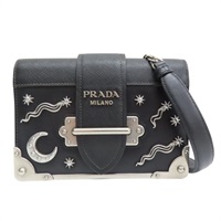 黑色 Saffiano 牛皮 造型鉚釘 Cahier 肩背包【PRADA 普拉達】 1BH018