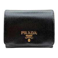 黑色 Saffiano 壓紋牛皮 三折扣式短夾【PRADA普拉達】 1MH176