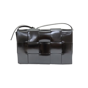 黑色 編織漆皮 Cassette 肩背包【BOTTEGA VENETA BV 寶緹嘉】 739351