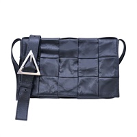 黑色 編織牛皮Cassette Bag 肩背包【BOTTEGA VENETA 寶緹嘉】 737950